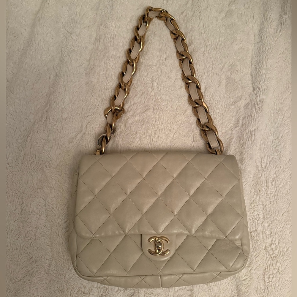 CHANEL Quilted Cream Shoulder Bag with Gold Chain